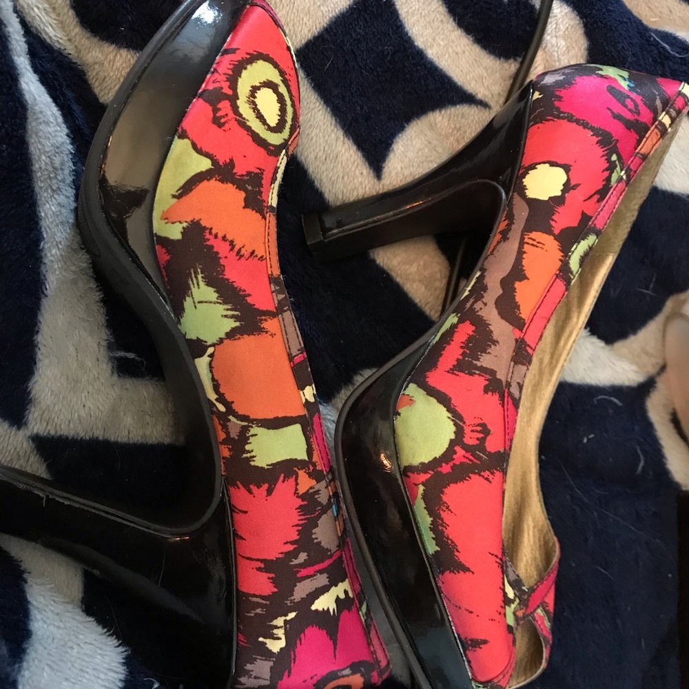 Madden Girl Size 7 1/2 Peep Toe Gorgeous Pattern